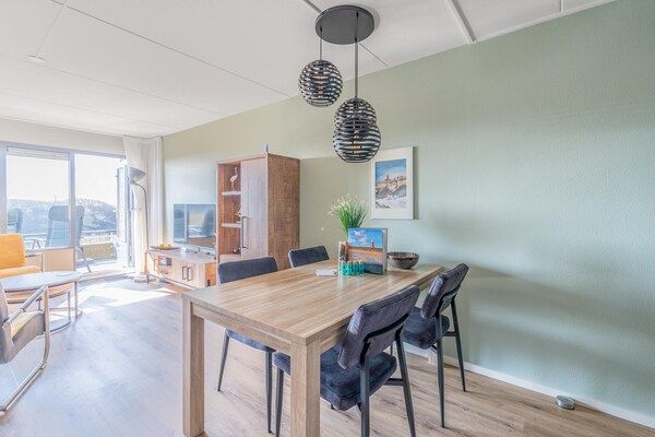 Woonkamer - 4 Persoons appartement met eiland-zeezicht in De Koog (5)