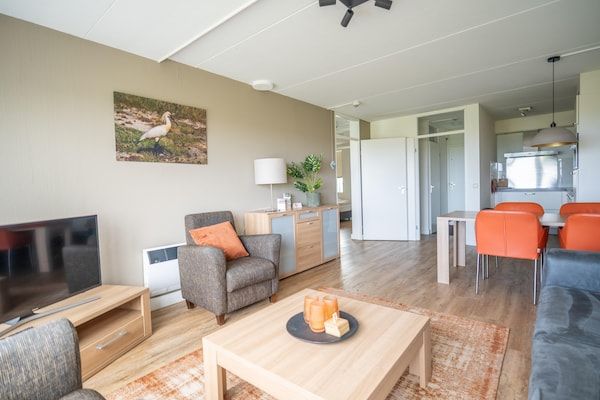 Woonkamer - 4 Persoons appartement met zeezicht in De Koog (5)