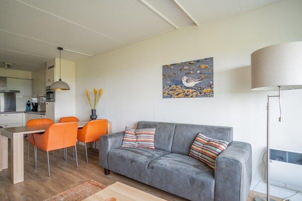 Woonkamer - 4 Persoons appartement met zeezicht in De Koog (4)