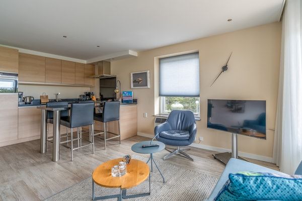 Woonkamer - 4 persoons hoekappartement met prachtig uitzicht in De Koog (3)