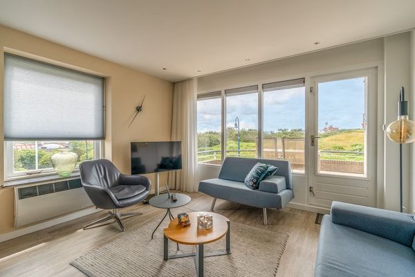 Woonkamer - 4 persoons hoekappartement met prachtig uitzicht in De Koog (4)