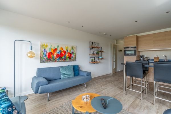 Woonkamer - 4 persoons hoekappartement met prachtig uitzicht in De Koog (5)