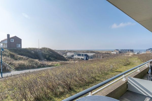 Uitzicht - Comfortabel 4-persoons appartement met terras en uitzicht in De Koog (1)