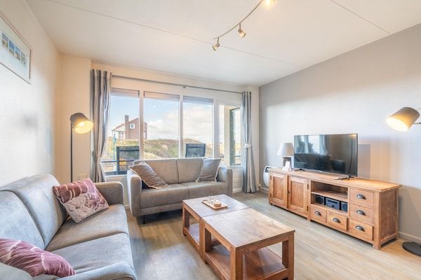Woonkamer - Comfortabel 4-persoons appartement met terras en uitzicht in De Koog (4)