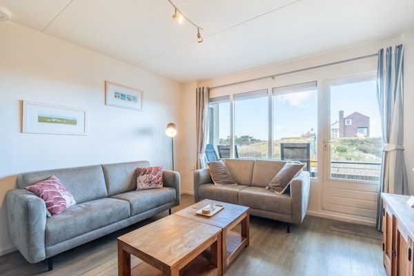 Woonkamer - Comfortabel 4-persoons appartement met terras en uitzicht in De Koog (5)
