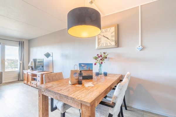Woonkamer - Comfortabel 4-persoons appartement met terras en uitzicht in De Koog (3)