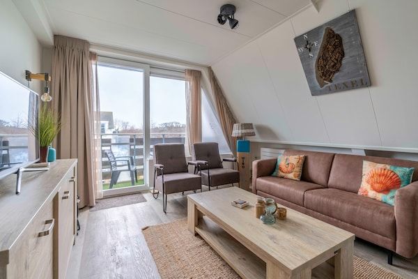 Woonkamer - Comfortabel en modern ingericht 4-persoons appartement in De Koog (2)