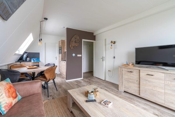 Woonkamer - Comfortabel en modern ingericht 4-persoons appartement in De Koog (3)