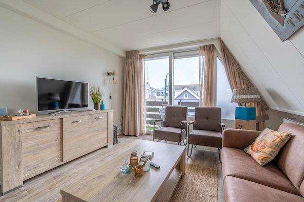 Woonkamer - Comfortabel en modern ingericht 4-persoons appartement in De Koog (4)