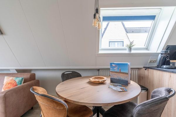 Woonkamer - Comfortabel en modern ingericht 4-persoons appartement in De Koog (5)