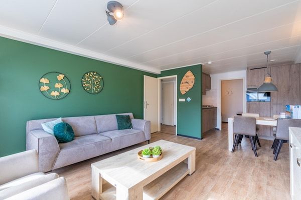 Woonkamer - Comfortabel en modern ingericht 4-persoons appartement in De Koog (4)