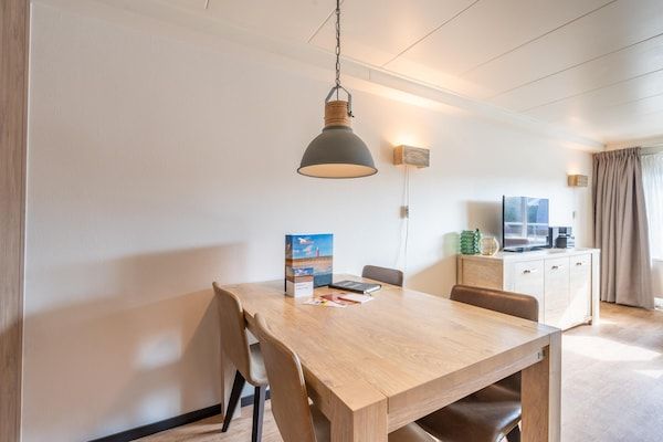 Eetkamer - Comfortabel en modern ingericht 4-persoons appartement in De Koog (5)