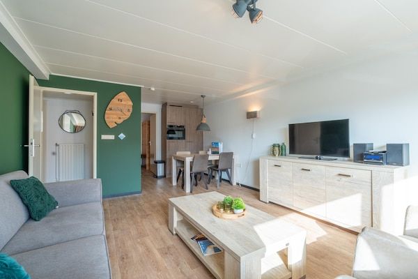 Woonkamer - Comfortabel en modern ingericht 4-persoons appartement in De Koog (3)