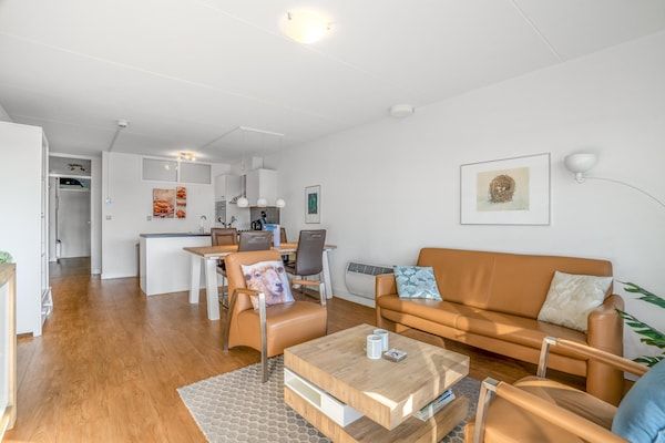 Woonkamer - 4 Persoons appartement met eiland-zeezicht in De Koog (2)