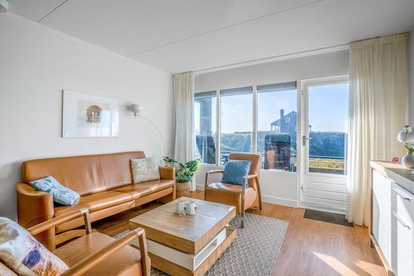 Woonkamer - 4 Persoons appartement met eiland-zeezicht in De Koog (3)
