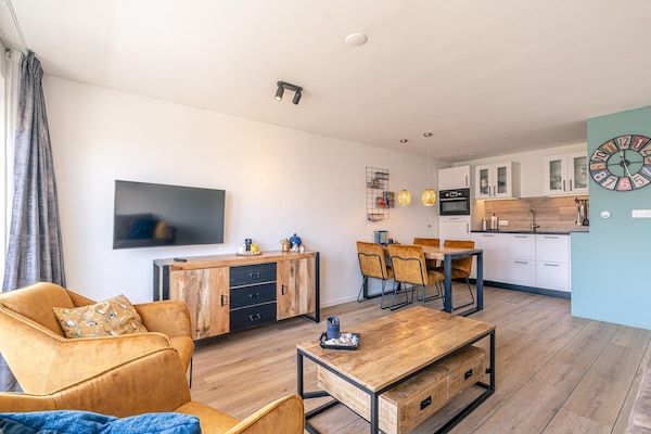 Woonkamer - Comfortabel en modern ingericht 4-persoons appartement in De Koog (3)