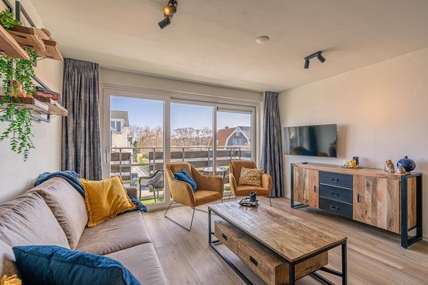Woonkamer - Comfortabel en modern ingericht 4-persoons appartement in De Koog (2)