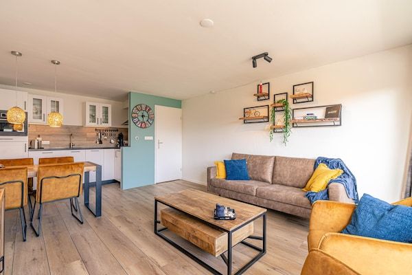 Woonkamer - Comfortabel en modern ingericht 4-persoons appartement in De Koog (5)