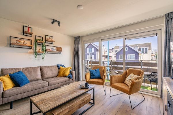 Woonkamer - Comfortabel en modern ingericht 4-persoons appartement in De Koog (4)