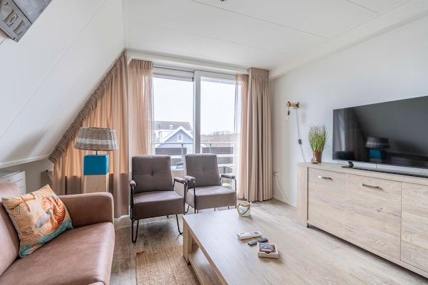 Woonkamer - Comfortabel en modern ingericht 4-persoons appartement in De Koog (5)