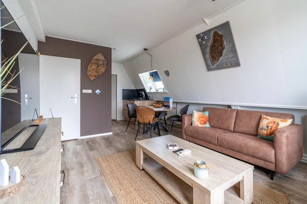 Woonkamer - Comfortabel en modern ingericht 4-persoons appartement in De Koog (4)
