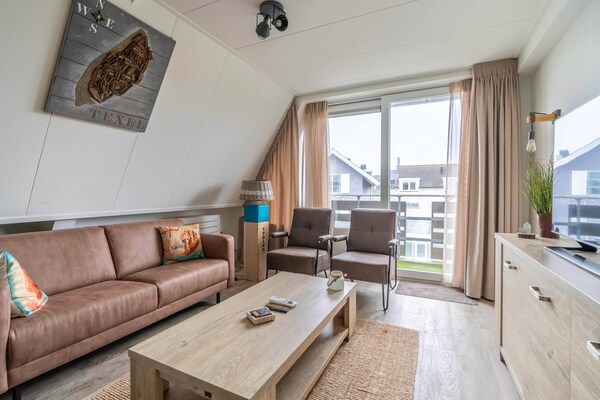 Woonkamer - Comfortabel en modern ingericht 4-persoons appartement in De Koog (2)