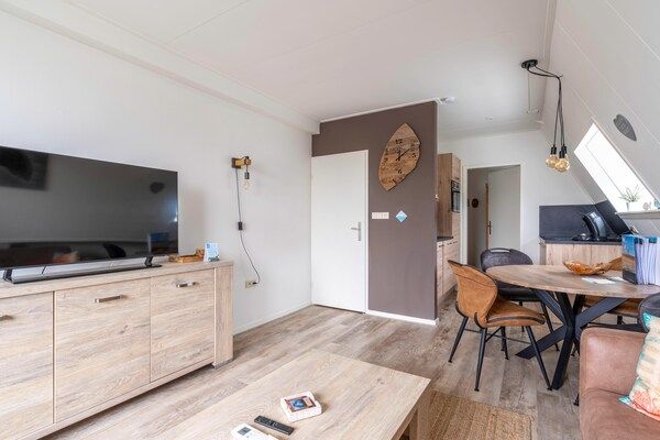Woonkamer - Comfortabel en modern ingericht 4-persoons appartement in De Koog (3)