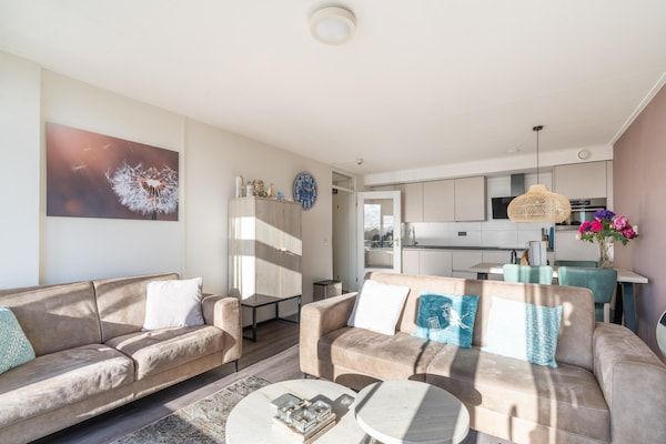 Woonkamer - 4 Persoons appartement met eilandzicht in De Koog (4)