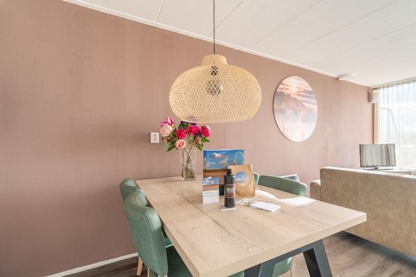 Eetkamer - 4 Persoons appartement met eilandzicht in De Koog (5)