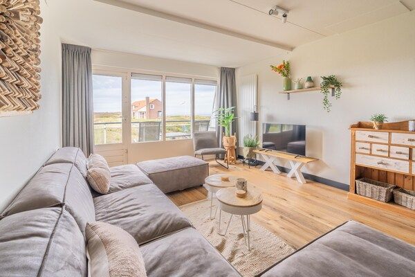 Woonkamer - 4 Persoons appartement met eiland-zeezicht in De Koog (3)