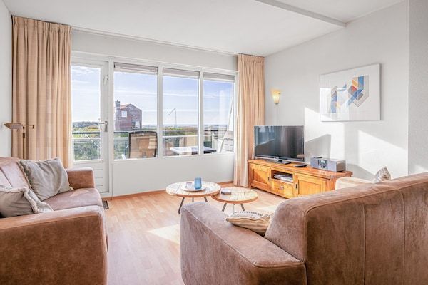 Woonkamer - 4 Persoons appartement met eiland-zeezicht in De Koog (3)