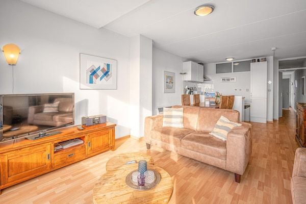 Woonkamer - 4 Persoons appartement met eiland-zeezicht in De Koog (5)