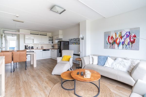 Woonkamer - 4 Persoons appartement met eiland-zeezicht in De Koog (5)