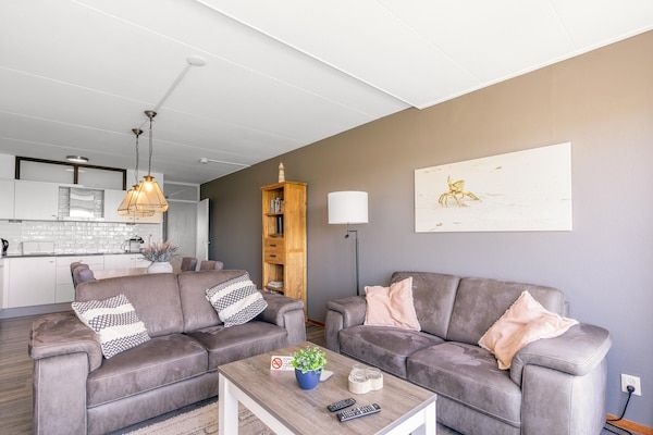 Woonkamer - 4 Persoons appartement met eiland-zeezicht in De Koog (3)
