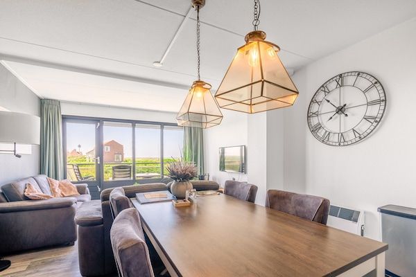 Eetkamer - 4 Persoons appartement met eiland-zeezicht in De Koog (5)
