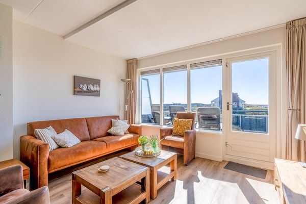 Woonkamer - 4 Persoons appartement met eiland-zeezicht in De Koog (3)
