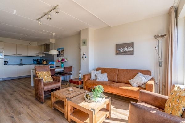 Woonkamer - 4 Persoons appartement met eiland-zeezicht in De Koog (5)