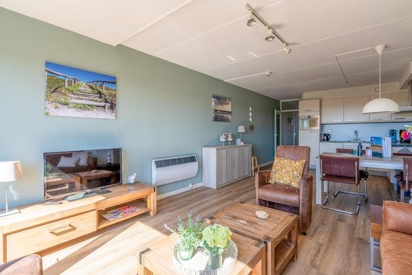 Woonkamer - 4 Persoons appartement met eiland-zeezicht in De Koog (4)