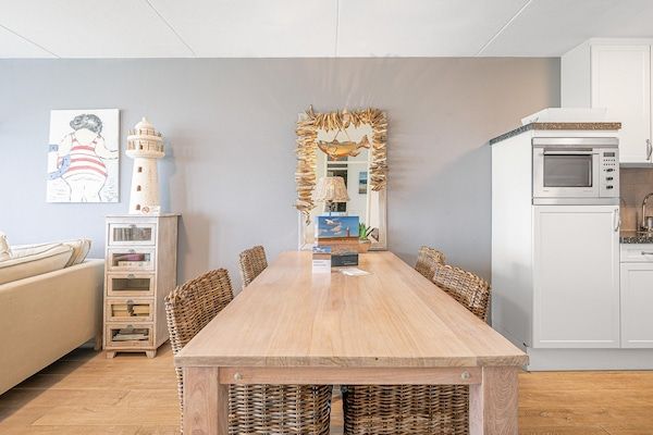 Eetkamer - 4 Persoons appartement met zeezicht in De Koog (5)