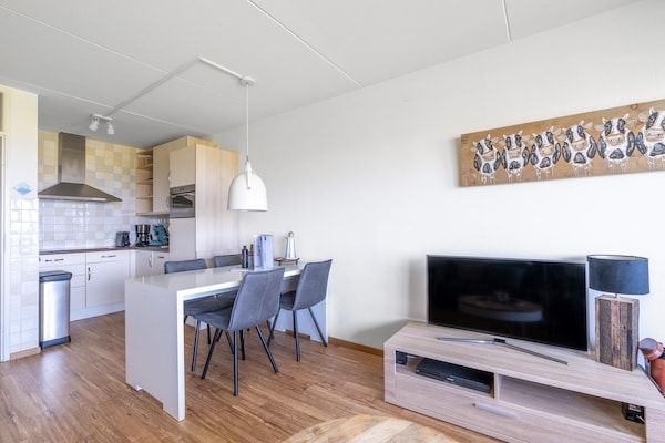 Woonkamer - 4 Persoons appartement met zeezicht in De Koog (5)