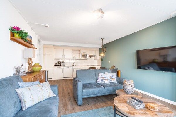 Woonkamer - 4 Persoons appartement met eilandzicht in De Koog (4)