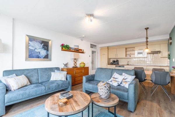 Woonkamer - 4 Persoons appartement met eilandzicht in De Koog (3)
