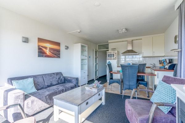 Woonkamer - 4 Persoons appartement met eiland-zeezicht in De Koog (5)