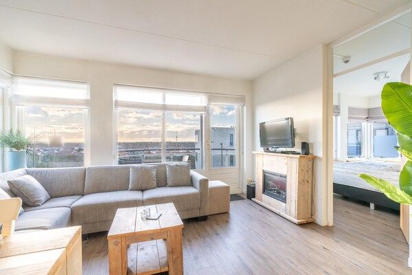 Woonkamer - 4 Persoons appartement met eilandzicht in De Koog (2)