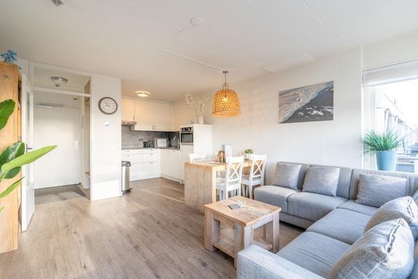 Woonkamer - 4 Persoons appartement met eilandzicht in De Koog (4)