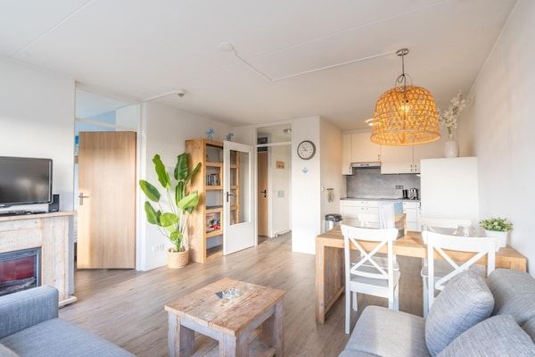 Woonkamer - 4 Persoons appartement met eilandzicht in De Koog (5)