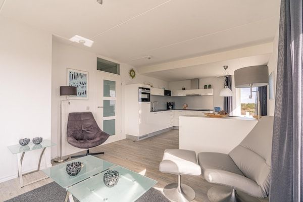 Woonkamer - 4 Persoons appartement met eilandzicht in De Koog (2)