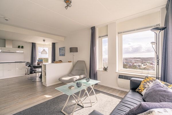 Woonkamer - 4 Persoons appartement met eilandzicht in De Koog (4)