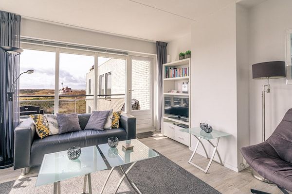 Woonkamer - 4 Persoons appartement met eilandzicht in De Koog (5)