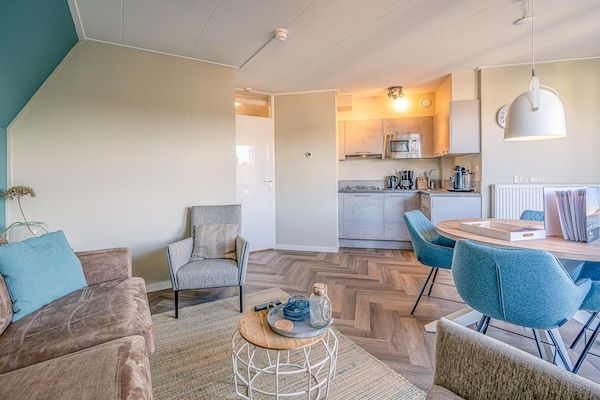 Woonkamer - Fijn appartement nabij het centrum van De Koog in De Koog (4)